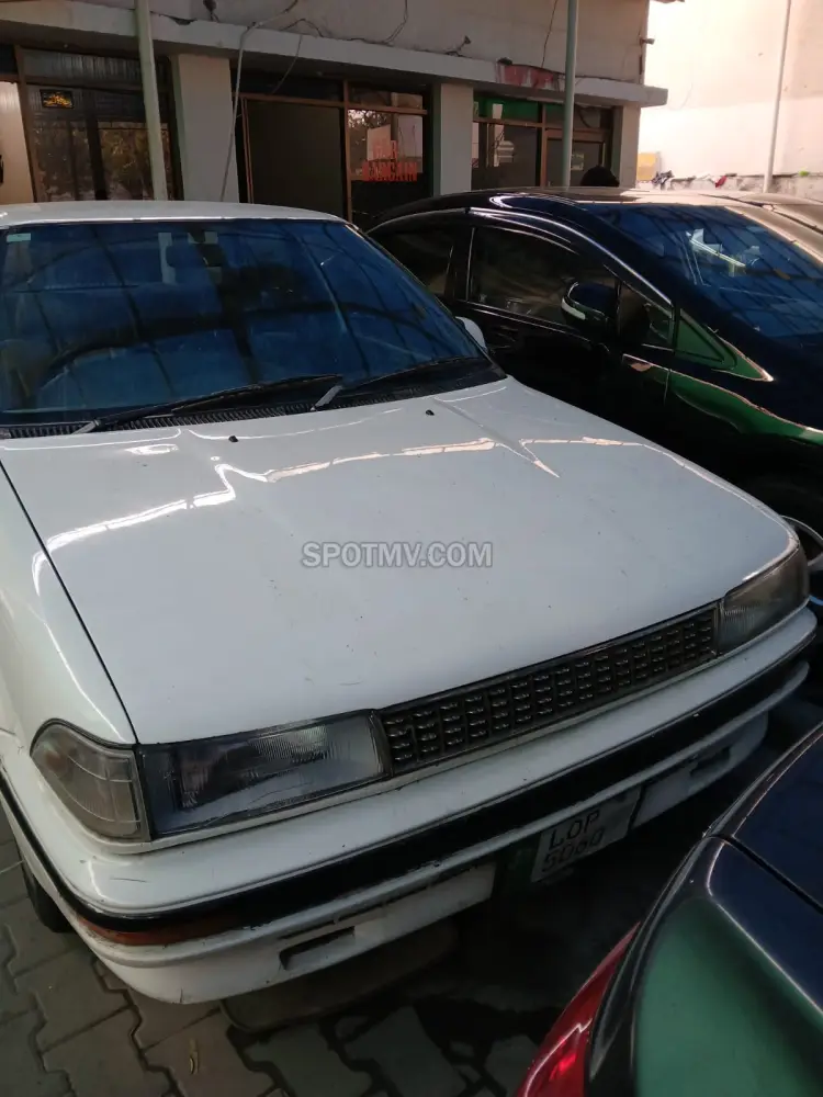 Toyota Corolla SE Saloon