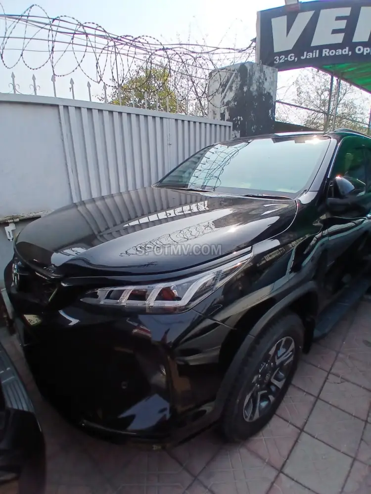 Toyota Fortuner Legender