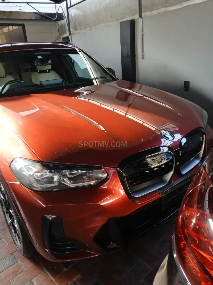 BMW  iX3 M spot